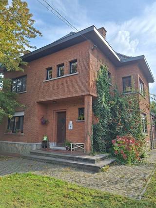 <p>Ruime en karaktervolle woning met grote zuidgerichte tuin en bos in Deftinge<br />Op zoek naar een ruime gezinswoning met karakter, veel leefruimte, een grote zuidgerichte tuin én een stukje bos?<br />Dan is deze halfopen bebouwing in het rustige Deftinge absoluut het ontdekken waard.<br />Deze charmante woning uit 1950 beschikt over maar liefst 251 m² bewoonbare oppervlakte en is gelegen op een mooi perceel van 15 are. De woning combineert authentieke elementen met tal van recente vernieuwingen, waardoor je hier comfortabel kunt wonen én nog volop mogelijkheden hebt om de woning verder naar eigen wens in te richten.</p><p>Bij het binnenkomen kom je terecht in een ruime inkomhal die toegang geeft tot de verschillende leefruimtes. Er is een gezellig salon, een aparte eetplaats en een bureau, ideaal voor wie thuis werkt. Daarnaast bevinden zich op het gelijkvloers een vernieuwde keuken en de badkamer.</p><p>Op de eerste verdieping zijn momenteel vier slaapkamers aanwezig. Er is bovendien de mogelijkheid om hier een tweede badkamer te creëren.<br />Via een vaste trap bereik je de ruime zolderverdieping. Deze ruimte doet momenteel dienst als naaiatelier, maar kan nog volledig naar eigen behoefte worden ingericht. Denk bijvoorbeeld aan extra slaapkamers, een hobbyruimte, een thuiskantoor, speelruimte of bijkomende leefruimte. </p><p>Er is een ruime garage, momenteel ingericht als workshopruimte, en daarnaast nog een afzonderlijke wasplaats met toilet.</p><p>Dankzij de twee opritten is er bovendien parkeergelegenheid voor maar liefst vier wagens.</p><p>Genieten van rust, groen en ruimte<br />Een van de absolute troeven van deze woning is de buitenruimte. Achter de woning bevindt zich een ruim terras en een grote zuid gerichte tuin, die verder overgaat in een eigen stukje bos. Een bijzonder aangename omgeving voor wie houdt van natuur, privacy, tuinieren of gewoon heerlijk buiten zijn.</p><p>Reeds belangrijke vernieuwingen uitgevoerd</p><p>Ontdek meer op www.elleboogstraat6.be en vraag een bezichtiging aan!</p>