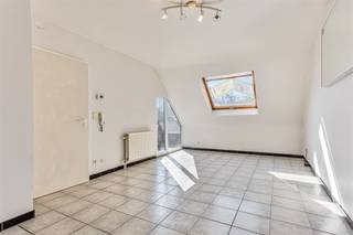 <p><span>Gelegen op de grens van Aalst met Erembodegem, vlakbij natuur- en wandelgebieden Kluizenbos en Gerstjens.</span></p><p><span>Dit appartement bevindt zich op de tweede verdieping dat is gevestigd in een kleinschalig gebouw zonder lift. Het beschikt over een inkomhal met toilet en bergruimte, een mooie ruime woonkamer met een aansluitend zuid-west gelegen terrasje. Er is een aansluitende eetplaats en ruime, ingerichte open keuken, 2 slaapkamers( waarvan 1 doorloopkamer) en een badkamer (douche-in-bad, wastafel). 1 slaapkamer bevindt zich op de derde verdieping.</span></p><p><span> </span></p><p><span>Vooraan is parking voorzien voor de bewoners. Een garagebox is optioneel te koop voor 20.000 euro.</span></p><p><span>Het appartement is deels voorzien van dubbele beglazing en deels van hoogrendementsbeglazing, CV op aardgas, parlofoon, veluxen recent vervangen door nieuwe PVC- dakramen ... </span></p><p><span> </span></p><p><span>Het appartement is momenteel verhuurd aan de huurprijs van 700 euro/maand + 50 euro/maand gemeenschappelijke kosten. </span></p><p><span> </span></p><p><span>Voor meer informatie en/of een bezoek, contacteert u Sébastien van Immo Zone op het nummer 0486/ 41. 85. 66.</span></p><p><span> </span></p>