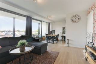 <p><span>Mooi duplex appartement met zonnig terras.</span></p><p><span> </span></p><p><span>De duplex</span><span> </span><span>beschikt over een inkomhal, een leefruimte met open keuken (vaatwasser, elektrische fornuis, oven, frigo met diepvriesvak), een bergruimte en aangenaam terras.</span></p><p><span>Op de eerste verdieping bevindt zich een nachthal, kinderkamer/bureau, een grote slaapkamer, een badkamer en een apart toilet.</span></p><p><span>Het is gelegen in het centrum van Herent, op 70 meter van het station. </span></p><p><span>Goede verbinding met de E314/E40 en op 4 km van Leuven.</span></p><p><span> </span></p><p><span>Gemeenschappelijke lasten: 75 EUR</span></p><p><span>Het pand is recent volledig geschilderd.</span></p><p><span>Er is geen ondergrondse staanplaats voor de wagen maar er is vlak voor de deur een grote parking die gratis is en onbeperkt in tijd.</span></p><p><span>Vrij vanaf 01/11/2026 voor een lange termijn huurovereenkomst.</span></p><p><span> </span></p><p><span>Interesse? Vraag uw bezoek aan via onze website.</span></p><p><span> </span></p>