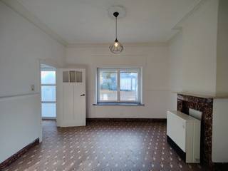 Deze gezellige rijwoning in de Sterstraat is onmiddellijk beschikbaar en biedt een aangename en praktische woonomgeving. De woning beschikt over 2 slaapkamers, een ruime woonkamer en een keuken met voldoende ruimte. Daarnaast is er een handige berging met aansluiting voor een wasmachine. Op het gelijkvloers bevindt zich een afzonderlijk toilet. De badkamer is uitgerust met een douche en toilet. De woning is ideaal voor wie op zoek is naar een comfortabele en praktische thuis. De huurprijs bedraagt €825 per maand en de woning is onmiddellijk beschikbaar. Ben je geïnteresseerd in dit pand te huur in Oostende? Ga naar de website www.dermul.be, klik op het pand dat je wenst te huren. Via de knop "ik heb interesse" vragen we u kort een profiel in te vullen. Daarna nemen we contact op voor een bezoek. Telefonisch kunnen er geen afspraken gemaakt worden.