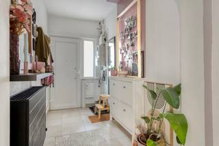 Cherchez-vous maintenant cette maison prête à emménager dans un bon emplacement, électricité conforme et 3 chambres ? Cette maison combine le calme d’une rue paisible avec un accès direct aux routes principales et à l’autoroute. Agencement : Rez-de-chaussée : - Hall d'entrée - Séjour - Cuisine - Salle de bain avec lavabo et douche Premier étage : - Hall de nuit - 2 chambres Grenier : - Chambre Particularités : - Électricité conforme - Passage latéral pour vélos et poubelles - Quartier calme - Toiture rénovée - Salle de bain rénovée Êtes-vous intéressé par cette maison près des grands axes dans une rue calme ? Planifiez dès aujourd'hui votre visite via le lien ( ) ou contactez directement Robbe via robbe.van.der.cammen@albert.immo ou 0498 26 28 49.