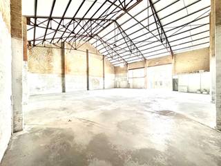 Gerenoveerd magazijn voor opslag met mooie vrije hoogte van 6,93m; Mogelijkheid tot platform; Nieuwe sectionale geautomatiseerde poort met hoogte...