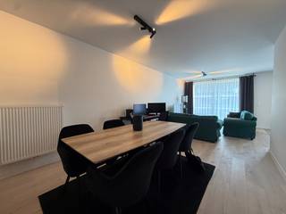 Het appartement maakt deel uit van residentie Brokaat en behoort tot het woonpark 'De Weverij' nabij Aalter Brug, aan het rustig en groen kerkplein. Hedendaagse en hoogwaardige materialen werden gebruikt om het appartementsgebouw te bouwen. Het appartement geeft uit op een mooi aangelegd plein dat je kan bewonderen vanop het zonnig terras!<br /><br />Indeling van het appartement: <br />Inkomhal met gastentoilet en bijhorende ruime berging, lichtrijke leefruimte dat toegang biedt tot het zuid gerichte terras alsook tot de volledig geïnstalleerde keuken, twee noordelijk gerichte slaapkamers en een badkamer.<br /><br />Gemeenschappelijke syndicuskosten bedragen €60/maand.<br />Beschikbaar vanaf 01/11/2026.<br /><br />Oppervlakte appartement: 96,38 m²<br />Oppervlakte Zuid gericht terras: 12,65 m²<br /><br />Contacteer ons snel voor uw bezoek!