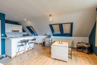 Instapklaar dakappartement met 75m² bewoonbare oppervlakte te koop.<br /><br />We betreden het appartement via een gemeenschappelijke ingang aan de achterkant van het gebouw, wat als voordeel heeft dat de rust en de privacy bewaard blijven. Het appartement beschikt over een ruime woonkamer met aansluitend de open keuken. Verder is er nog een ruime slaapkamer van 15m² en een badkamer voorzien van bad/douche combi, lavabo en een toilet. Ook is er nog een berging, voorzien van technieken en nog plaats voor opslag. De autostaanplaats bevindt zich ook aan de achterzijde van het gebouw en in de kelder is er nog een extra berging voorzien. <br /><br />Door de centrale ligging nabij het centrum van Herselt, op de verbindingsweg tussen Aarschot en Westerlo, is het zeer vlot bereikbaar en op wandelafstand van het openbaar vervoer alsook winkels, apotheek, bakker en banken. <br /><br />Dit instapklare dakappartement kan gebruikt worden als starterswoning of als investering naar verhuur!<br /><br />Ben je benieuwd en wil je eens komen kijken? Bel ons op het nummer 014 58 02 08.