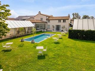 Lumière, espace et confort sont le fil conducteur de la villa. Grâce aux baies vitrées, l'espace de vie spacieux s'intègre parfaitement à la...