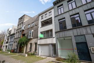 In het hart van Borgerhout, in de Bloemstraat 22, vindt u deze verrassend ruime woning met garage. De ligging is uitstekend: op wandelafstand van het Krugerpark, scholen, buurtwinkels en openbaar vervoer. Ook het bruisende stadscentrum van Antwerpen bereikt u in slechts enkele minuten.<br /><br />Op het gelijkvloers bevindt zich de inkomhal die toegang geeft tot de ruime garage. Verder zijn er een toilet en een berging voorzien, evenals een buitenruimte die extra licht binnenbrengt.<br /><br />Op de eerste verdieping treft u een gezellige leefruimte van 35 m² die door de grote ramen veel natuurlijk licht ontvangt. Aansluitend is er een keuken praktisch ingericht en met zicht op de leefruimte. De tweede verdieping omvat een nachthal die toegang biedt tot twee slaapkamers (14 m² en 14,5 m²), en een badkamer met ligbad, toilet en lavabo. De slaapkamer aan de voorzijde beschikt over een super gezellig terras en geeft toegang tot een potentieel dak terras!<br /><br />Kortom een super leuke en originele woning met enorm potentieel! <br /><br />Pluspunten:<br />+ Veel potentieel<br />+ Asbestveilig<br />+ Rustig gelegen<br />+ 2 slaapkamers<br />+ Garage<br />+ Kelder<br /><br />Dit pand is onderhevig aan de Vlaamse renovatieverplichting voor residentiële gebouwen. Meer informatie kunt u terugvinden via volgende website: https://www.vlaanderen.be/een-woning-kopen/renovatieverplichting-voor-residentiele-gebouwen<br /><br />Heeft u interesse in deze ruime woning en wenst u een bezoek ter plaatse in te plannen? Aarzel niet ons te contacteren. Wij zijn bereikbaar via het nummer 03 337 50 70 of info@vbvastgoed.be.