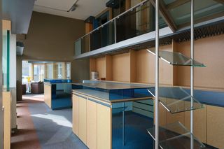 This property is offered via Power-sale. The listed price is a target price. If you want to make an appointment or would like more information about this buying method, be sure to contact us. The commercial building is located on the ground floor of residence 'Orchidee' at the intersection of Zonnebloemstraat and Begoniastraat. Layout of the property:- entrance- showroom/retail space- on the mezzanine: separate office rooms/storerooms. Parking available directly at the commercial building. Thanks to the large windows, there is a lot of light. The building is also suitable as a commercial space/office/showroom/practice/... Thanks to its location near the center of Roeselare, it is also very accessible. This building may be subject to the renovation obligation imposed by the Flemish government for non-residential buildings. For more information, consult the website of the Flemish Energy and Climate Agency at https://www.energiesparen.be/nr/renovatieverplichting.Are you looking for commercial real estate consisting of a commercial property for sale in Roeselare? Please do not hesitate to contact us at 051 21 22 23.