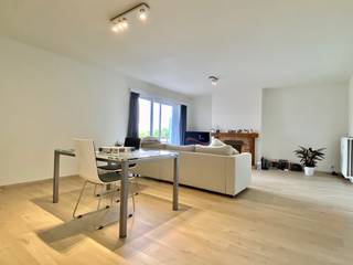 Een modern appartement gelegen nabij invalswegen en centrum op toch wel een rustige ligging staat te huur. Het betreft een fris en modern gerenoveerd appartement met alle gevraagde voorzieningen.<br /><br />Ruime leefruimte voorzien van authentieke haard. Aansluitend is er een terras voorzien. Verder is er een volledig geïnstalleerde keuken met ruime berging.<br /><br />Twee ruime slaapkamers zijn voorzien van voldoende stopcontacten, ruimte voor kleerkast/bureau. De badkamer bevat een inloopdouche, hangtoilet en wasmeubel.<br /><br />Tot slot is er nog een ondergrondse autostaanplaats, alsook een gemeenschappelijke fietsenberging.<br /><br />+ 50 euro voorschot syndickosten<br /><br /><br />PLUSPUNTEN:<br />inclusief autostaanplaats<br />terras<br />gevoel voor ruimte