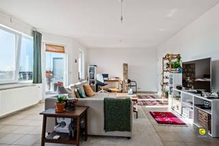 <p><span>CHARMANT APPARTEMENT MET VEEL NATUURLIJK LICHTINVAL </span></p><p><span>Ontdek dit aantrekkelijke appartement van 78 m² (cfr. EPC), gelegen in een verzorgd gebouw met lift. Dit lichtvolle appartement heeft een open, functionele indeling die optimaal gebruik maakt van de ruimte.</span></p><p><span>Licht en Ruimte</span><span><br /></span><span>De woonkamer is voorzien van grote ramen die een overvloed aan natuurlijk licht binnenlaten, waardoor het interieur een warme en uitnodigende uitstraling krijgt. De doorlopende ruimte creëert een moderne en flexibele leefomgeving, waar wonen, koken en eten naadloos in elkaar overgaan.</span></p><p><span>Keuken en Terras</span><span><br /></span><span>De goed uitgeruste keuken biedt voldoende werkblad en opbergruimte, perfect voor de kookliefhebber. Het lichtrijke terras aan de woonkamer biedt de ideale plek om van het uitzicht te genieten of te ontspannen.</span></p><p><span>Slaapkamer en Badkamer</span><span><br /></span><span>De ruime slaapkamer biedt voldoende ruimte voor een groot bed en een extra werkzone. Ook hier zorgen de grote ramen voor veel daglicht en prachtige vergezichten. De badkamer is uitgerust met een ligbad met douchewand, dubbele wastafel en praktische opbergruimte. Het toilet is apart.</span></p><p><span>Extra voordelen van het appartement</span><span>:</span></p><ul><li><span>Bewoonbare oppervlakte van 79 m² (cfr. EPC)</span></li><li><span>Panoramisch uitzicht</span></li><li><span>Lichtrijk terras</span></li><li><span>Gunstige EPC (B-label)</span></li><li><span>Elektriciteit conform</span></li><li><span>Lift aanwezig</span></li><li><span>Gemeenschappelijke fietsen berging </span></li></ul><p><span>Een ideale appartement voor wie houdt van licht, ruimte en een rustige, centrale ligging in Wilrijk. Mis deze kans niet!</span></p>