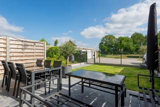 Instapklaar gelijkvloersappartement van ca. 78m² met 2 slaapkamers, zonnige zuid-tuin, garage en gemeenschappelijke fietsenberging. Zeer...