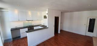 ------------------ >>>> Vrij vanaf 1 juli 2026. <<<<---------------<br /><br />Bezichtigen kan enkel en alleen na afspraak. LEES OOK EVEN DE ADVERTENTIE VOOR U BELT AUB.<br /><br />Dit is een 1-slaapkamer appartement op de 2de verdieping, met veel natuurlijke lichtinval. Ideaal voor een starter of voor iemand die veel rust wenst en zeer lage energiekosten belangrijk vindt.<br /><br />Dankzij de uitstekende isolatie, warmtepomp en zonnepanelen is het verbruik van gas en elektriciteit zeer laag. De huidige huurder betaalt ongeveer €45 per maand.<br /><br />Het appartement bestaat uit:<br />- Inkomhal<br />- Living/eetkamer met zeer veel lichtinval, zonwerend glas en airconditioning die via een app kan worden gestuurd wanneer de zonnepanelen produceren<br />- Ruime keuken met veel lichtinval en alle nodige aansluitingen<br />- Plaats voor vaatwasser, frigo/diepvries en wasmachine<br />- Ruime aparte slaapkamer<br />- Aansluitende badkamer met hangtoilet en regendouche<br /><br />Gebouw:<br />Gelegen vlakbij Colruyt en Antwerpen Zuid / Schelde<br /><br />Kenmerken:<br />Energielabel A<br />Warmtepomp<br />Condensatieketel<br />Airconditioning<br />Waterverzachter<br />Osmose-installatie voor drinkwater<br />Camerabewaking<br />Videofoon<br />Toegangscontrole<br />Overal LED-verlichting met bewegingsdetectie<br />Ventilatiesysteem C+<br /><br />Het appartement is beschikbaar in samenspraak met de huidige huurder, ten vroegste vanaf 1 juli 2026.<br />De huurwaarborg bedraagt 3 maanden. Het eerste contract is een jaarcontract.<br /><br />Bellen op 0484198001 tussen 10u en 19u aub.<br /><br />Prijs: €895 per maand, exclusief kosten voor gas, elektriciteit, water en internet.