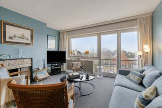 Vous recherchez un endroit confortable sur la côte belge ? Cet appartement résidentiel avec deux chambres spacieuses à Koksijde offre une excellente opportunité pour ceux qui veulent profiter de la paix et de la nature. Grâce à son emplacement agréable à proximité des dunes et à quelques minutes de marche de la plage et du centre commercial, vous y vivrez le sentiment de vacances ultime.Ce bien immobilier est idéal non seulement pour une occupation privée, mais également pour des locations de vacances. Actuellement déjà disponible sur le marché locatif auprès d'une clientèle permanente. Possibilité d'acheter un garage sous le bâtiment. Composition : salon, cuisine, deux chambres, salle de bain avec baignoire, toilettes séparées, terrasse, rangement.Intéressé ? Veuillez contacter rapidement Ron Verhaeghe à l'adresse ron.verhaeghe@dewaele.com ou au 0470 85 29 80.