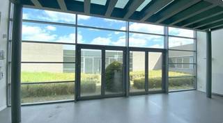 Kantoor 545 m² in de Industriezone Mechelen Noord op de gelijkvloerse met goede bereikbaarheid, ruimte en ruime parking.<br /><br /><span>Kenmerken</span> :<br /><br />
<ul>
<li>automatische screens</li>
<li>mooie keukenblok</li>
<li>gemeenschappelijke binnentuin</li>
<li>lift en traplift</li>
<li>bushalte voor de deur</li>
</ul>