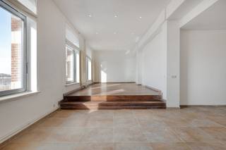 Dit ruime appartement combineert veel natuurlijk lichtinval met een uniek Scheldezicht via de grote raampartijen. Het 2-slaapkamerappartement van ca. 129 m² beschikt over twee badkamers en een uitgeruste keuken. Indeling:- inkomhal- apart gastentoilet met lavabo- lichtrijke ruime leefruimte met grote raampartijen- uitgeruste keuken- 2 slaapkamers- 2 badkamers, waarvan één volledig gerenoveerdDit appartement te koop in Antwerpen wordt aangeboden voor een prijs van 599.000 euro. Bent u geïnteresseerd in een appartement of woning te koop in Antwerpen? Aarzel dan niet om ons te contacteren. Had u graag uw eigen eigendom te koop aangeboden contacteer ons dan voor een vrijblijvende schatting, telefonisch op het nummer 03/206.76.76 of per mail naar antwerpen@dewaele.com. Ook voor alle andere vragen omtrent vastgoed kan u steeds bij ons kantoor te Antwerpen terecht.