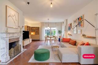 Vrijstaande woning op een mooi perceel, gelegen aan de voet van de Edelareberg in Oudenaarde. Deze solide woning telt 5 slaapkamers, een volledig onderkelderde verdieping met garage. INDELING VAN DE WONING: Gelijkvloers: * inkomhal met gastentoilet* leefruimte met open haard* keuken met aansluitende berging* orangerie met zicht op de tuin* 1 slaapkamer / bureauruimte Eerste verdieping:* 4 slaapkamers * badkamer met ligbad en toilet* toegang naar zolderKelderverdieping: * kelder* wasplaats* inpandige garage ALGEMENE INFORMATIE:* centrale verwarming op stookolie* dubbele beglazing - houten ramen* bewoonbare oppervlakte: 240 m²* rolluiken aanwezig* stadswater Deze AI-visualisaties zijn bedoeld als inspiratie. Er werd geen rekening gehouden met technische specificaties, stedenbouwkundige voorschriften of concrete mogelijkheden tot realisatie.Dit pand is onderworpen aan de renovatieverplichting van de Vlaamse overheid voor residentiële gebouwen (behoudens bij sloop binnen 5 jaar na de aankoop). Consulteer voor meer informatie de website van het Vlaams Energie- en Klimaatagentschap via https://www.vlaanderen.be/een-woning-kopen/renovatieverplichting-voor-residentiele-gebouwenBestuursmaatregelen in het maatregelenregister: in aanvraag