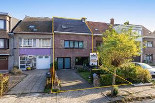 Droom je van een woning die je helemaal naar je eigen smaak kan inrichten? Dan is deze ruime rijwoning aan de Asserendries 97 in Aalst een kans om niet te laten liggen. Op een perceel van 252 m² vind je 151 m² bewoonbare oppervlakte, een garage met oprit en een groene tuin. Alles zit in een stevige woning die klaarstaat voor een nieuw hoofdstuk.Een eigen oprit en een verzorgde voortuin zorgen meteen voor een fijne eerste indruk. Je komt binnen via de garage, die ook dienstdoet als praktische inkom. Daar parkeer je je wagen droog en heb je nog ruim plaats voor fietsen, jassen en opslag. Van daaruit stap je de leefruimte binnen, die mooi doorloopt van voor naar achter. Aan de straatkant ligt een zithoek met een groot raam dat veel licht binnenlaat. In het midden ligt een eetruimte rond een sfeervolle schouw. Achteraan ligt de echte blikvanger: een lichtrijke achterbouw met lichtkoepel en rechtstreekse toegang tot de tuin. Een ingerichte keuken, een apart toilet en een berging maken het gelijkvloers compleet.Boven wachten twee ruime slaapkamers. Aan de straatkant ligt een lichte slaapkamer met een breed raam, aan de achterkant een rustige slaapkamer met zicht op het groen. De badkamer heeft een ligbad om na een lange dag te ontspannen. Wie meer ruimte nodig heeft, vindt die op de grote zolder met dakvenster. Daar maak je eenvoudig een extra slaapkamer, thuiskantoor of hobbyruimte van (mits de nodige werken).Buiten geniet je van een gezellige, groene tuin met terras, gazon en tuinhuis. Het is de ideale plek voor een barbecue met vrienden of een rustig moment met een boek.De woning wordt verwarmd op aardgas en heeft EPC-label D. Ze ligt op een vlot bereikbare locatie in Aalst, en met wat liefde maak je er een warme thuis van.Voor meer informatie en/of een bezoek, contacteert u Wout van Immo Zone op het nummer 0479/ 18. 38. 35.