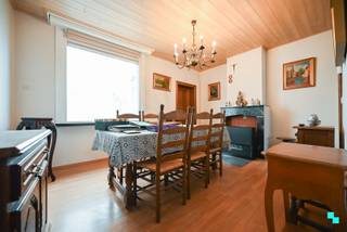 Te renoveren ééngezinswoning met vier slaapkamers, garage en vrij veel stockagemogelijkheden. De gesloten bebouwing is gelegen op een...