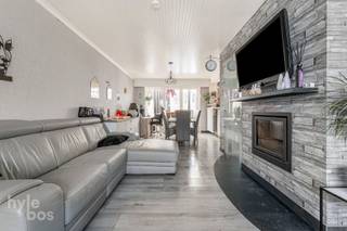 <p><span>Deze aangename gezinswoning is rustig gelegen aan de Koning Boudewijnlaan in Sint-Pauwels. De woning werd gebouwd in 1974, staat op een perceel van 217 m² en beschikt over een bewoonbare oppervlakte van circa 137 m². Via de inkomhal met gastentoilet bereik je de lichtrijke leefruimte met gezellige houtcassette. Aansluitend bevinden zich de keuken, een praktische berging en de veranda, die toegang biedt tot het terras en de zuidgerichte tuin. Deze kijkt uit over het achterliggende open landschap met weilanden, akkers en bos, wat zorgt voor een aangenaam gevoel van ruimte, rust en vrijheid, zonder dat je zelf voor het onderhoud van dit landschap hoeft in te staan. Verder beschikt de woning over een garage en bijkomende parkeergelegenheid op de oprit. Op de eerste verdieping geeft de nachthal toegang tot de badkamer van circa 5 m² en drie volwaardige slaapkamers. Via een uitschuifbare zoldertrap bereik je de volledig afgewerkte zolderverdieping, die momenteel is ingericht en wordt gebruikt als twee bijkomende slaapruimtes van circa 25 m² en 15 m². Mits aanpassing van de toegang biedt deze verdieping dan ook mogelijkheden voor het creëren van extra volwaardige slaapkamers. Ook op energetisch vlak vormt deze woning een aantrekkelijke keuze. Dankzij onder meer de zonnepanelen, de condenserende verwarmingsketel en de hoogrendementsbeglazing behaalt ze een gunstig EPC-label B. Met haar drie slaapkamers, volledig afgewerkte zolderverdieping, praktische indeling, garage, zonnige tuin en goede energieprestatie biedt deze woning een uitstekende basis voor wie op zoek is naar een comfortabele gezinswoning die verder naar eigen smaak kan worden ingericht. Een interessante opportuniteit op een aangename locatie in Sint-Pauwels.</span></p><p><span> </span></p>