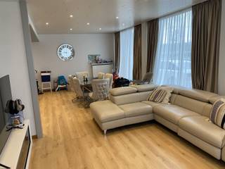 RUIM GELIJKVLOERSAPPARTEMENT MET 1 SLAAPKAMER, BUREAU EN 2 AUTOSTAANPLAATSENligging met vlotte bereikbaarheid via N17, N16 en A12Inkomhal / wc /...