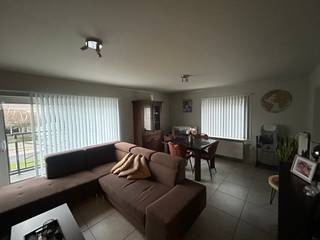 Gezellig duplexappartement met 2 slaapkamers op 1ste verdieping: * Indeling: inkomhal, toilet, woonkamer, keuken, 2 slaapkamers, badkamer,...