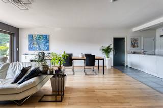 Dit ruime appartement van 140 m² bevindt zich aan de Lage Kaart in Brasschaat. De eigendom omvat twee slaapkamers, een badkamer, een terras, een...
