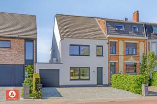 Bent u op zoek naar een tot in de puntjes gerenoveerde woning die voldoet aan de doelstelling van 2050? Dan is deze woning met een...