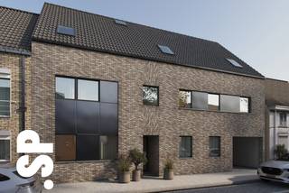 Appartement (eerste verdieping) in residentie 'OLMSEBAAN'.<br /><br />Ontdek dit appartement met zeer ruim terras op de eerste verdieping in de nieuwe residentie 'OLMSEBAAN'. De indeling omvat een inkomhal, twee comfortabele slaapkamers, een moderne badkamer, een apart toilet, een ruime en lichtrijke woonkamer met open keuken, en een praktische berging/wasplaats.<br /><br />Het gebouw is uitgerust met een lift en biedt diverse parkeermogelijkheden aan de rechterzijde van het gebouw: autostaanplaatsen, carports en garages zijn apart aan te kopen.<br /><br />De appartementen worden opgetrokken met ecologisch verantwoorde materialen en voldoen aan de BEN-norm (Bijna-EnergieNeutraal) met een E-peil lager dan 30. Hiervoor worden ze uitgerust met milieuvriendelijke technieken.<br /><br />Centraal gelegen op wandelafstand van het centrum, met een vlotte verbinding naar in- en uitvalswegen.<br /><br />Verkoop onder BTW-stelsel, mogelijkheid tot toepassing van het 6% btw-tarief. Een ideale opportuniteit, zowel voor starters als voor investeerders.<br /><br />De afgebeelde beelden en materialen zijn bedoeld ter inspiratie en kunnen afwijken van de definitieve oplevering.<br /><br />Voor meer informatie of een bezoek ter plaatse, kan u contact opnemen met IMMO SP via 014 59 10 20 of mailen naar jill@immosp.be. Benieuwd naar de waarde van uw eigen woning? Vraag vrijblijvend een gratis verkoopanalyse aan – wij helpen u graag verder!