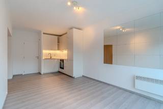 Gelegen op de vierde verdieping van residentie Royal geniet u van lichtinval en een ruimtelijk, open gevoel.<br /><br />Dankzij de centrale ligging in Westende Bad bevindt u zich op wandelafstand van zee, winkels, horeca en openbaar vervoer. Dit maakt de studio uitermate geschikt als tweede verblijf, vaste woonst of interessante investering.<br /><br />De studio werd gerenoveerd en is instapklaar en werd als volgt ingedeeld:<br />Inkom, badkamer, leefruimte uitgevend op het balkon en een ruime slaapkamer.<br /><br />Toeven:<br />Gunstig EPC<br />Goed onderhouden residentie<br />Wandelafstand van de Zeedijk<br />Ruime slaapkamer<br /><br />Voor meer informatie of het plannen van een bezoek kunt u contact opnemen met Arthur via arthur@vlaemynck.be of 0473 62 12 94.