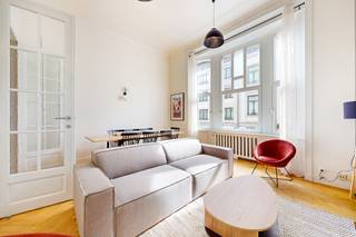 Informatie en bezoek: 02 315 51 71<br />Ontdek een modern, volledig gerenoveerd en gezellig appartement, ideaal gelegen in Elsene. Dicht bij winkels, restaurants en goede metro- en busverbindingen. We Invest biedt u deze ruime flat van 189 m² met twee balkons. Dit pand wordt momenteel gebruikt als gedeeld appartement met 7 slaapkamers, maar kan gemakkelijk worden omgebouwd tot een conventioneel appartement met ruime woonkamers. Een zeldzame kans in deze buurt!<br />Nu bekijken!