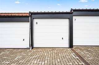 Deze onmiddelijke beschikbare garagebox vormt een zorgeloze, toekomstgerichte investering. De oprit werd volledig vernieuwd met...