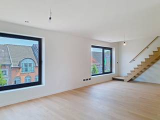 Modern en energiezuinig duplex appartement met ruim terras van 40,5 m² in hartje Lier.<br />In een kleinschalige residentie met slechts vier entiteiten bevindt zich dit stijlvol afgewerkte duplex appartement. Het gebouw is voorzien van een lift.<br />Het appartement beschikt over een lichtrijke leefruimte met een volledig geïnstalleerde open keuken, subtiel geïntegreerd in een nis. Aansluitend geniet u van een uitzonderlijk ruim en zonnig terras van maar liefst 40,5 m², ideaal om in alle rust te ontspannen of gasten te ontvangen.<br />Verder omvat het appartement drie volwaardige slaapkamers en twee badkamers, wat zorgt voor optimaal comfort voor gezinnen of wie extra ruimte wenst.<br />Daarnaast zijn er een apart gastentoilet en een praktische berging. Extra berging is er onder de vorm van een ruime zolder die bereikbaar is via luik met vouwtrap. <br />Extra troeven:<br />Autostaanplaats met laadmogelijkheid voor elektrische wagen (verplicht aan te kopen aan 30.000 euro)<br />Mogelijkheid tot aankoop van een tweede autostaanplaats<br />Overdekte fietsenstalling voor 4 fietsen<br />Energiezuinig en duurzaam - nieuwbouw - attentieverklaring label A (EPC wordt opgemaakt na het plaatsen van de zonnepanelen).<br />Hoogwaardige, luxueuze afwerking<br />Veel bergruimte<br />Nieuwbouw mogelijk aan slechts 6% btw (onder voorwaarden)<br />Gelegen in het centrum van Lier, met winkels, horeca, openbaar vervoer en andere voorzieningen op wandelafstand en de stadsvesten in de onmiddellijke omgeving.<br />Een ideale woonst voor wie comfort, ruimte en een uitstekende ligging weet te waarderen.