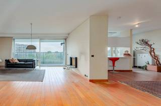 <p><span>Dit </span><span>appartement</span><span> met 3 slaapkamers, 2 terrassen en een ondergrondse </span><span>garagebox mits meerprijs </span><span>is te koop en gelegen </span><span>Fruithoflaan 101 in Berchem</span><span>.<br />Gelegen aan de gegeerde Fruithoflaan, een van de meest geliefde lanen van Antwerpen, geniet u van een uitstekende bereikbaarheid, winkels, scholen, openbaar vervoer en diverse parken op wandelafstand. </span></p><p><span>De ideale combinatie van rustig en groen wonen, met alle dagelijkse voorzieningen binnen handbereik. </span></p><p><span> </span></p><p><span>Het appartement heeft een bewoonbare oppervlakte van zo'n 131m² (cfr. EPC-attest), heeft </span><span>drie slaapkamers</span><span> én heeft twee terrassen. </span></p><p><span> </span></p><p><span>Indeling</span></p><p><span>Kelderverdieping</span></p><p><span>- garagebox</span></p><p><span>- kelder</span></p><p><span> </span></p><p><span>Verdieping</span></p><p><span>- inkomhal met ingemaakte kasten</span></p><p><span>- woonkamer </span></p><p><span>- semi-open keuken met toegang naar het terras </span></p><p><span>- eetkamer</span></p><p><span>- woonkamer</span></p><p><span>- slaapkamer 1 </span></p><p><span>- slaapkamer 2 </span></p><p><span>- slaapkamer 3</span></p><p><span>- aparte wc</span></p><p><span>- badkamer </span></p><p><span>- douchekamer</span></p><p><span>- berging</span></p><p><span>- terras aan de voorzijde (keuken en badkamer)</span></p><p><span>- terras aan de achterzijde (slaapkamers)</span></p><p><span> </span></p><p><span>Troeven</span></p><p><span>- gemeenschappelijke verwarming op gas </span></p><p><span>- garagebox op - 1 mits meerprijs van 30.000 euro</span></p><p><span>- EPC 134 kWh/m² jaar - label B</span></p><p><span>- beschikbaar bij akte</span></p><p><span>- 2 terrassen</span></p><p><span> </span></p><p><span> </span></p><p><span>Ben jij geïnteresseerd in dit appartement te koop in Berchem-Antwerpen, ben je op zoek naar ander vastgoed of wens je de waarde van jouw eigendom te kennen? Dan ben je bij BOLT immo aan het juiste adres! Wij helpen jou graag verder.</span></p><p><span> </span></p>