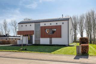 Architecturale villa met 4 slaapkamers en 2 badkamers op een prachtig perceel van bijna 18 are, met zonnepanelen en een gunstig EPC B-label. Gelegen in een rustige, landelijke omgeving geniet je van een zonnige oriëntatie en een open zicht op achterliggend groen. <br /><br />Indeling: inkomhal met gastentoilet en lichtrijke leefruimte met kwalitatief maatmeubilair (bureau en tv-meubel). Aansluitend bevindt zich de uitgeruste keuken met twee praktische bergingen. Zowel vanuit de leefruimte als de keuken heb je toegang tot het overdekte terras. In de aangelegde tuin is het heerlijk vertoeven. Hier geniet je van de rust, de groene omgeving, het prachtige uitzicht en een zonnige oriëntatie. <br /><br />Op het tussenverdiep bevindt zich een eerste slaapkamer met ensuite badkamer. De eerste verdieping biedt drie slaapkamers (16 m², 12 m² en 16 m²), waarvan één met eigen terras (nog af te werken), een tweede badkamer, apart toilet en extra bergruimte.<br /><br />De woning is onderkelderd (deels kruipkelder) en beschikt over een ruime garage en voldoende parkeergelegenheid op de oprit. Dankzij de zonnepanelen (4.320 WP) met thuisbatterij geniet je bovendien van een laag verbruik.<br /><br />Bushalte op 100 meter met verbinding naar Diest en Tienen. Vlotte bereikbaarheid via de E314 richting Leuven (ca. 40 minuten).<br /><br />Kortom, een karaktervolle en kwalitatieve woning met veel potentieel op een toplocatie in het groen. Interesse? Contacteer Anne-Leen op 0495/138.111.