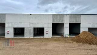 Nieuwbouw KMO-unit met een oppervlakte van 480 m² te huur met een fantastische ligging langs de commerciële Brusselbaan te Hekelgem (Affligem).De...