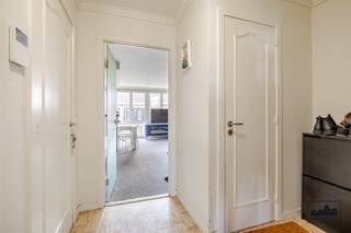 <p><span>Dit 2 slaapkamer appartement in het centrum van Wetteren geniet van een gunstige ligging met alle voorzieningen zoals winkels, scholen en openbaar vervoer op wandelafstand. Daarnaast profiteert dit appartement ook van een goede bereikbaarheid door diverse invalswegen en de nabijheid van de op- en afritten van de R4, E17 en E40.</span></p><p><span> </span></p><p><span>De indeling is als volgt: centrale inkomhal met gastentoilet, die uitgeeft op de lichtrijke leefruimte met aansluitend de keuken die voorzien is van een vaatwasser, keramische kookplaat en veel opbergkasten. Naast de keuken vinden we een praktische berging. Achtergelegen vinden 2 slaapkamers en een badkamer die voorzien is van een badkamermeubel en douche.</span></p><p><span> </span></p><p><span>Bijkomstig is er nog een handige garage die bij dit appartement hoort. </span></p><p><span> </span></p><p><span>EPC: 214 kWh/m²jaar - Label C</span></p><p><span>Elektrische verwarming</span></p><p><span>HR-glas met PVC</span></p><p><span> </span></p><p><span>Dit appartement is momenteel verhuurd waardoor het ook voor investeerders een echte opportuniteit is. </span></p><p><span> </span></p><p><span>Voor meer info of een bezoek, contacteer Quinten van Immo Zone op 0485/02.48.04 of via mail op quinten@immo-zone.be</span></p><p><span> </span></p>