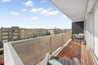 Dit mooi appartement op de derde verdieping heeft 2 terrassen ( voor en achterkant van het appartement) telkens met een grootte van 8m².De living is...