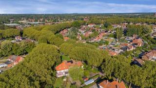 <strong>Verrassend ruime woning met 4 slaapkamers en ruime tuin in het groene Waterschei/Genk!</strong><br /><br />Welkom in deze karaktervolle en verrassend ruime woning, gelegen aan de Binnenlaan 21 in Genk. Met een bewoonbare oppervlakte van maar liefst 295 m², vier volwaardige slaapkamers, een ruime geïsoleerde zolder en een perceel van 7a 49ca biedt deze woning bijzonder veel ruimte.<br /><br />De combinatie van haar karaktervolle uitstraling, praktische indeling, ruime tuin en energiezuinige voorzieningen maakt van deze woning een interessante opportuniteit voor wie comfortabel en ruim wil wonen in Genk.<br /><br /><strong>Groen wonen in de karaktervolle tuinwijk van Waterschei</strong><br />De woning bevindt zich in Waterschei, in een rustige en bijzonder groene woonomgeving die wordt gekenmerkt door haar brede lanen, volwassen bomen en karaktervolle architectuur.<br /><br />De Binnenlaan maakt deel uit van de historische tuinwijk van Waterschei, waar het groene karakter een belangrijke rol speelt. Stad Genk omschrijft zichzelf als de groenste centrumstad van Vlaanderen en hecht ook binnen deze wijk veel belang aan het behoud van waardevolle bomen en groenaanleg.<br /><br />Ook de historische identiteit van de omgeving bleef bewaard: de tuinwijk van Waterschei, waaronder de Binnenlaan, is opgenomen als vastgesteld bouwkundig erfgoed.<br /><br />Tegelijkertijd woont u hier op een praktische locatie, met scholen, winkels en dagelijkse voorzieningen binnen bereik en een vlotte verbinding naar de omliggende gemeenten en de E314.<br /><br /><strong>Een verrassend ruime en praktische indeling</strong><br />Bij het betreden van de woning komt u binnen in de inkomhal, voorzien van een apart gastentoilet.<br /><br />Van hieruit bereikt u de aangename leefruimte, ingedeeld in een open zit- en eethoek. De ingebouwde houtkachel zorgt hier voor extra sfeer en gezelligheid. Vanuit de leefruimte geniet u bovendien rechtstreeks zicht op en toegang tot de veranda. De veranda vormt een volwaardig verlengstuk van de leefruimte en biedt een fijne plek om het hele jaar door te genieten van het zicht op de tuin.<br /><br />De keuken bevindt zich afzonderlijk van de woonkamer en werd vernieuwd in 2017. Ze is praktisch ingericht met veel kastruimte en beschikt over alle nodige toestellen, waaronder een inductiekookplaat, dampkap, vaatwasser, koelkast, diepvries en ingebouwde oven en microgolfoven.<br /><br />Op de verdiepingen bevinden zich vier volwaardige slaapkamers, waardoor de woning bijzonder geschikt is voor een groter gezin, thuiswerk of een combinatie hiervan.<br /><br />De badkamer is uitgerust met een dubbele lavabo en een ligbad met douchevoorziening.<br /><br />Nog behoefte aan extra ruimte? De ruime en reeds geïsoleerde zolder biedt bijkomende mogelijkheden en kan, mits verdere inrichting, bijvoorbeeld gebruikt worden voor extra slaapkamers, een hobbyruimte of thuiskantoor.<br /><br />Daarnaast is de woning volledig onderkelderd. Hier bevinden zich onder meer de aansluitingen voor de wasmachine en is er heel wat bijkomende opslagruimte.<br /><br /><strong>Een ruime tuin om volop van het buitenleven te genieten</strong><br />Ook buiten beschikt deze woning over heel wat ruimte.<br /><br />De oostgerichte tuin is aangelegd met gazon en enkele volwassen bomen en wordt grotendeels omgeven door een groene haag. Dankzij de open ligging van het perceel kan u hier gedurende de dag op verschillende plaatsen van de zon genieten.<br /><br />Achteraan bevinden zich bovendien een vrijstaande tuinberging en een schuur/garage, ideaal voor het stallen van fietsen, tuinmateriaal of bijkomende opslag.<br /><br />Aan de woning is voldoende parkeergelegenheid voorzien, met plaats voor ongeveer drie wagens op eigen terrein.<br /><br /><strong>Comfortabel én energiezuinig wonen</strong><br />Naast haar royale oppervlakte scoort de woning ook sterk op energetisch vlak.<br /><br />De woning beschikt over een EPC-label B met een energiescore van 182 kWh/m² per jaar. De verwarming gebeurt via een condenserende gasketel die in 2025 werd geplaatst. Daarnaast zijn er 14 zonnepanelen aanwezig in combinatie met een thuisbatterij van 5 kW.<br /><br />Ook de elektrische installatie is conform. <br /><br />Hierdoor combineert deze karaktervolle woning uit 1938 haar oorspronkelijke uitstraling met verschillende hedendaagse energetische investeringen.<br /><br /><strong>Alles wat u zoekt, gebundeld in één woning</strong>
<ul>
<li>Bewoonbare oppervlakte: 295 m²</li>
<li>Perceelsoppervlakte: 7a 49ca</li>
<li>4 volwaardige slaapkamers</li>
<li>Ruime, geïsoleerde zolder met uitbreidingsmogelijkheden</li>
<li>Volledig onderkelderd</li>
<li>Ruime, groene tuin</li>
<li>EPC-label B</li>
<li>14 zonnepanelen en thuisbatterij</li>
</ul>
<br />Klaar om de ruimte en mogelijkheden van deze woning zelf te ontdekken?<br />Deze verrassend ruime woning combineert karakter, wooncomfort, een grote tuin en tal van mogelijkheden op een aangename locatie in Genk.<br /><br />Neem gerust contact met ons op via <span><strong>089 23 44 22 </strong></span>of mail naar <span><strong>info@immoverslegers.be </strong></span>voor meer informatie of een bezichtiging.