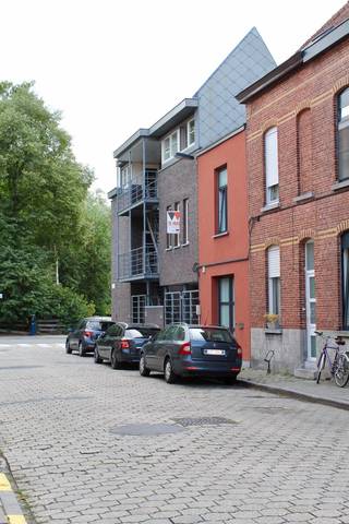 Deze studentenkamer op de eerste verdieping omvat eigen een keuken, eigen aparte badkamer met douche, wastafel en toilet. In de leefruimte is er ruimte om een bed te plaatsen. Lichtrijk en modern appartement met afgesloten fietsenstalling op het gelijkvloers. Beschikbaar vanaf september 2025. Exclusief water, elektriciteit en internet. GEEN DOMICILIE MOGELIJK! Contacteer ons voor een bezoek!