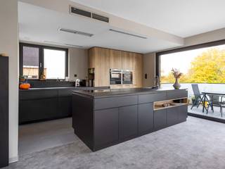 <h1>🌟 <strong>Ruim en energiezuinig duplex penthouse op toplocatie</strong></h1>
<p>Ontdek dit uitzonderlijk ruim <strong>duplex penthouse van maar liefst 230 m²</strong>, gebouwd met de modernste technieken en gelegen op een uiterst strategische locatie. Op een boogscheut van de autosnelweg <strong>E34 (Eindhoven–Antwerpen)</strong> en vlak bij alle belangrijke invalswegen geniet je hier van perfecte bereikbaarheid gecombineerd met rust en wooncomfort.</p>
<p>Dit energiezuinige appartement bevindt zich op de <strong>eerste en tweede verdieping</strong> en is toegankelijk via zowel <strong>lift als trap</strong>.</p>
<hr />
<h2>🏡 <strong>Indeling</strong></h2>
<h3><strong>Eerste verdieping</strong></h3>
<ul>
<li>Zeer <strong>ruime, lichtrijke woonkamer</strong> met directe toegang tot het terras</li>
<li><strong>Volledig uitgeruste keuken</strong> met alle moderne comfort</li>
<li><strong>Hobbyruimte</strong> die perfect kan dienen als extra <strong>slaapkamer of bureau</strong></li>
<li>Praktische <strong>bergruimte</strong></li>
<li><strong>Gastentoilet</strong></li>
<li><strong>Mooi, zonnig terras</strong></li>
</ul>
<h3><strong>Tweede verdieping</strong></h3>
<ul>
<li><strong>Drie ruime slaapkamers</strong></li>
<li><strong>Volledig ingerichte badkamer</strong> met alle comfort</li>
<li>Extra <strong>berging</strong></li>
<li><strong>Tweede terras</strong>, ideaal om in alle rust te genieten</li>
</ul>
<hr />
<h2>💡 <strong>Troeven van dit penthouse</strong></h2>
<ul>
<li>Exceptioneel <strong>grote woonoppervlakte: 230 m²</strong></li>
<li><strong>Energiezuinig</strong> dankzij moderne bouw- en installatietechnieken</li>
<li><strong>Duplex penthouse</strong> met twee prachtige terrassen</li>
<li>Vier slaapkamers mogelijk</li>
<li>Lift aanwezig</li>
<li>Uitstekende ligging nabij E34 en belangrijke invalswegen</li>
<li>Ideaal voor wie ruimte, comfort en mobiliteit wil combineren</li>
<li>Inclusief 2 autostaanplaatsen</li>
<li>Geen geluidsoverlast van handelspand</li>
</ul>
<p>Dit penthouse biedt een unieke combinatie van volume, moderne bouwkwaliteit en een zeer gegeerde bereikbaarheid. Een ideaal appartement voor wie niet wil inboeten aan ruimte en toch graag zorgeloos woont.</p>
<p></p>