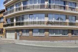 Het appartement is ingedeeld als volgt: Open woon- en eetkamer, aparte slaapkamer, halfopen keuken en afgesloten badkamer met douche. Gelegen op...