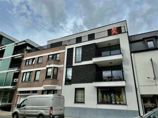 <p>Luxueus appartement TE HUUR in centrum Oudenaarde.</p><p>Met de lift kom je rechtstreeks in het appartement.<br />Het appartement voorziet : een zeer uitgebreide keuken met veel kastruimte ,kwalitatieve toestellen en allerlei leuke snufjes.<br />Aansluitend heb je een leefruimte met zithoek.<br />De zithoek voorziet een sfeervolle gashaard.<br />Rondom het appartement heb je een zeer groot terras.<br />Verder heb je een aparte berging, een ruime badkamer met toilet, bad en inloopdouche.<br />Het appartement heeft 3 mooie slaapkamers met elk toegang tot het terras.</p><p>Bij het appartement horen ook nog 2 grote garages.<br />Door de vele ramen in het appartement heb je een zeer mooie lichtinval.<br />Er zijn screens aanwezig in het appartement.<br />100€ syndicuskosten/mnd</p><p>Benieuwd?<br />vraag uw bezoek aan via onze website www.immodhondt.be </p>