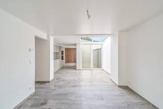 Deze charmante rijwoning in het hart van Stene werd in 2024-2025 volledig gerenoveerd met oog voor comfort en energiezuinigheid (EPC B – 115 kWh/m²). De woning combineert veel lichtinval, open ruimtes met moderne afwerking, en is instapklaar.<br /><br />Op het gelijkvloers vindt u een inkomhal met gastentoilet, een lichtrijke leefruimte met vloerverwarming en grote raampartijen, en een volledig uitgeruste keuken met aansluitende wasruimte. Via de keuken bereikt u de onderhoudsvriendelijke koer, ideaal voor een gezellige buitenruimte.<br /><br />De eerste verdieping telt twee slaapkamers en een stijlvolle badkamer met dubbele lavabo, inloopdouche en tweede toilet. De zolder, bereikbaar via een vaste trap, werd ingericht als derde ruime slaapkamer.<br /><br />Met nieuwe ramen in pvc en aluminium, dakisolatie, conforme elektriciteit en energiezuinige verwarming op aardgas, is deze woning zowel praktisch als duurzaam. Gelegen nabij winkels, scholen en openbaar vervoer, vormt dit een ideale gezinswoning op een centrale locatie.