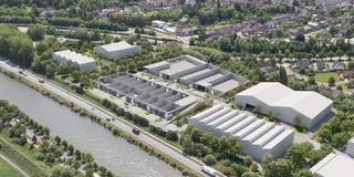 Op zoek naar een veelzijdige bedrijfsruimte op een strategische locatie? In het nieuwbouwbedrijvenpark <strong>Stek Noord</strong> zijn KMO-units beschikbaar van 144 m² tot 561 m², verdeeld over twee niveaus. Verschillende units kunnen bovendien worden samengevoegd tot grotere bedrijfsruimtes.<br /><br />De site geniet van een vlotte bereikbaarheid dankzij de zichtbaarheid vanaf de R4, de verbinding met de Gentse binnenring via de N466 en de nabijheid van de E40. Ook met het openbaar vervoer is het bedrijvenpark vlot bereikbaar.<br /><br /><strong>Functionele ruimte met tal van mogelijkheden</strong><br /><br />Deze KMO-unit van <strong>233 m² op de verdieping</strong> biedt een flexibele invulling voor uiteenlopende professionele activiteiten. Met een vrije hoogte van circa 6 meter, een sectionale poort met afzonderlijke toegangsdeur, een polybetonvloer en een lichtstraat met rookluik beschikt de ruimte over een praktische en functionele basis.<br /><br />De aanwezige raampartijen zorgen voor natuurlijke lichtinval en bieden de mogelijkheid om een kantoorruimte in te richten. Ook de logistieke toegankelijkheid is een troef: bestelwagens bereiken de verdieping rechtstreeks via een brede, verwarmde oprijhelling. Voor leveringen met een oplegger is een goederenlift voorzien.<br /><br />De units lenen zich onder meer voor gebruik als atelier, opslagruimte of ruimte voor technische activiteiten. Afhankelijk van de gewenste invulling zijn aanpassingen op maat, zoals het plaatsen van extra ramen, bespreekbaar.<br />Het bedrijvenpark wordt afgewerkt met een verzorgde groenaanleg. Bij deze unit hoort bovendien <strong>één privatieve parkeerplaats</strong>.<br /><br /><strong>Praktische informatie</strong>
<ul>
<li>Oppervlakte: 233 m²</li>
<li>Ligging: verdieping</li>
<li>Vrije hoogte: circa 6 meter</li>
<li>Parkeren: 2 privatieve parkeerplaats</li>
<li>Verwachte oplevering: tweede kwartaal 2028</li>
<li><strong>Lanceringsvoorwaarde</strong>: gratis aansluiting op de nutsvoorzieningen bij aankoop tot en met 1 december 2026.</li>
</ul>
<br />Interesse of vragen over de mogelijkheden?<br />Neem gerust contact met <strong>Simon De goque</strong> op:<br /><u><em><strong>+32 473 37 55 50</strong></em></u> of <u><em><strong>simon.dg@kmovastgoed.be</strong></em></u> <br />Wij denken graag met u mee over een oplossing op maat van uw onderneming.