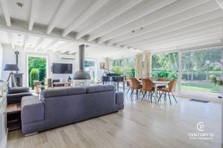 <p><strong>Perfect onderhouden, energiezuinige gelijkvloerse villa waar comfort, rust en een prachtige tuin samenkomen</strong><span></span></p>
<p>Welkom in deze uitstekend onderhouden gelijkvloerse villa, waar kwaliteit, energiezuinigheid en wooncomfort centraal staan. Vanaf het eerste moment ervaart u de rust en het open gevoel dankzij het prachtige uitzicht op de fraai aangelegde, onderhoudsvriendelijke tuin die de woning volledig omringt. Vanuit vrijwel elke ruimte geniet u van een groen decor en een overvloed aan natuurlijk daglicht.</p>
<p>Via de verzorgde inkom met gastentoilet en vestiaire betreedt u de ruime leefruimte, waar grote raampartijen zorgen voor een uitzonderlijke lichtinval en een harmonieus contact met de tuin. De sfeervolle haardpartij vormt het warme middelpunt van de woonkamer, terwijl de energiezuinige warmtepompen zowel verwarmen als koelen en vandaag resulteren in een uitzonderlijk laag energieverbruik van slechts <strong>ongeveer € 9 per maand</strong>. Op koudere winterdagen zorgt de praktische pelletkachel bovendien voor extra gezelligheid. Vanuit de leefruimte heeft u rechtstreeks toegang tot het zonnige terras.</p>
<p>De volledig geïnstalleerde keuken is praktisch ingericht en beschikt over een gezellige ontbijthoek waar u tijdens het ontbijt kunt genieten van het zicht op de tuin en zelfs de eekhoorntjes tussen de bomen ziet rondlopen. Aansluitend bevindt zich een ruime wasplaats/berging met een rechtstreekse toegang tot de achtertuin.</p>
<p>De royale hoofdslaapkamer biedt alle comfort, met ingemaakte kasten, een eigen warmtepomp en een aansluitende badkamer uitgerust met een ligbad met douche, dubbele wastafel en bidet. Vanuit de centrale hal bereikt u bovendien een polyvalente ruimte die vandaag ingericht is als bureau. Via deze ruimte leidt een trap naar de bovenverdieping en beschikt u tevens over een tweede douchekamer met wastafel – ideaal voor gasten of thuiswerkers.</p>
<p>Op de verdieping bevinden zich een tweede slaapkamer en meerdere extra kamers die perfect dienst kunnen doen als berging, hobbyruimte of archiefruimte.</p>
<p>Ook buiten laat deze villa niets te wensen over. De verzorgde oprit, fraaie terrassen, garage, carport, overdekt terras en talrijke bergruimtes maken het geheel bijzonder compleet. De prachtig aangelegde tuin met kleurrijke bloemen, sierbeplanting en diverse fruitbomen vormt zonder twijfel de kers op de taart. Hier geniet u het hele jaar door van rust, privacy en een uitzonderlijk aangename leefomgeving.</p>
<p><strong>Een instapklare villa waar energiezuinig wonen, optimaal comfort en een schitterende tuin perfect samenkomen – een woning die u elke dag opnieuw laat genieten.</strong></p>