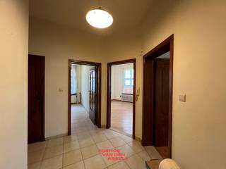 Dit gezellig gelijkvloersappartement is gelegen in het Sint-Annakwartier. Vanuit de inkom hebben we toegang tot alle ruimtes. De woonkamer is...