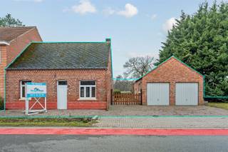 Ben je op zoek naar een woning die je nog volledig naar eigen smaak en wensen kunt renoveren op een unieke ligging? Dan is deze woning beslist...