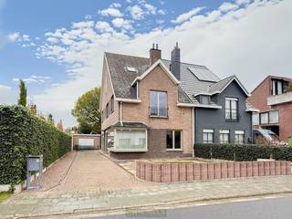 <strong><span><span>1ste bezoekdag </span></span><span><span>zaterdag 6 december</span></span><span><span>! Inschrijven kan via </span></span><span><span>www.nobels.be</span></span><span><span> onder referentienummer </span></span><span><span>4196524</span></span><span><span>.</span></span><br /><br />INSTAPKLARE HALFOPEN BEBOUWING MET VIJF SLAAPKAMERS</strong>, twee badkamers en zonnige tuin in de nabijheid van het <strong>PROVINCIAAL DOMEIN ZANDBERGEN</strong> en het gemeentelijk domein <strong>DE WARANDE</strong>. Deze <strong>GERENOVEERDE WONING</strong> combineert hedendaags comfort met een <strong>FUNCTIONELE INDELING</strong>. Via de inkomhal kom je in de lichtrijke leefruimte <strong>MET KERAMISCHE PARKETTEGELS</strong>, aansluitend een <strong>VOLLEDIG UITGERUSTE KEUKEN</strong> met toegang tot de badkamer met inloopdouche, gastentoilet en praktische kelder. Op de eerste verdieping bevinden zich <strong>DRIE RUIME SLAAPKAMERS</strong> en een moderne badkamer met ligbad, toilet en stijlvol meubel. Een <strong>VASTE TRAP</strong> leidt naar de zolderverdieping met <strong>TWEE BIJKOMENDE SLAAPKAMERS</strong> en een extra bergruimte. De woning beschikt over een ruime oprit, <strong>AFZONDERLIJKE GARAGE, ZONNETERRASSEN EN EEN MOOI GEORIËNTEERDE TUIN</strong>. Dankzij <strong>ZONNEPANELEN, HOOGRENDEMENTSBEGLAZING, CONFORME ELEKTRISCHE INSTALLATIE </strong>en CV op aardgas is deze woning energiezuinig. Gelegen <strong>OP WANDELAFSTAND</strong> van scholen, winkels, openbaar vervoer, sportfaciliteiten en het stadscentrum.<br /><br />Adres: Paardenkerkhofstraat 33 te Wetteren<br /><br />Geen renovatieplicht; P-score: C, G-score: A