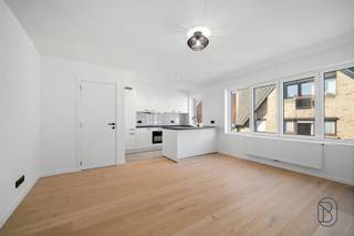 <p>Laatste appartement te koop in deze volledig vernieuwde residentie!<br /><br />Bent u op zoek naar een instapklaar, energiezuinig en modern appartement? Dan is dit uw kans! Dit volledig gerenoveerde appartement werd afgewerkt met kwalitatieve materialen en is nog nooit bewoond sinds de renovatie.<br /><br />De indeling omvat een lichtrijke leefruimte met een open, volledig geïnstalleerde keuken voorzien van splinternieuwe toestellen, twee volwaardige slaapkamers, een stijlvolle badkamer met inloopdouche en een apart gastentoilet.<br /><br />Geniet bovendien van een ruim zonnig terras, een **privatieve kelder en een centrale ligging op korte afstand van het centrum van Wevelgem, met winkels, scholen en openbaar vervoer binnen handbereik.<br /><br />Ook als investering is dit een uitstekende opportuniteit. Dankzij de energiezuinige renovatie, de moderne afwerking en de gegeerde ligging biedt dit appartement een perfecte verhuurbaarheid.<br /><br />Garage verplicht bij aan te kopen voor € 15.000.<br /><br />Interesse? Contacteer ons vandaag nog voor een bezoek via feline@immobeguin.be</p>