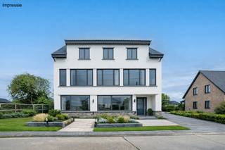 Bent u op zoek naar een uniek renovatieproject of een interessante investering? Op Houterstraat 20 in Gellik presenteren wij u een pand met ongekende potentie. Dit object bestaat momenteel uit een royale cascowoning met achterliggende bedrijfshal, maar kan tevens de mogelijkheid bieden om te worden omgevormd tot ruime appartementen met eigen garages.<br /><br /><strong>Vrijheid om te creëren</strong><br />Of u nu droomt van een riante gezinswoning met werkplaats, een loft met industriële uitstraling of een kleinschalig appartementsproject; de casco staat biedt u de volledige vrijheid om alles naar eigen smaak en kwaliteitsnormen af te werken. Het ruime perceel van circa 15 are garandeert bovendien een heerlijke tuin met veel privacy en rust.<br /><br /><strong>Strategische toplocatie </strong><br />Gelegen in het charmante Gellik, geniet u hier van de rust van het dorpsleven met alle stedelijke voorzieningen binnen handbereik. Dankzij de directe verbindingswegen bent u in een oogwenk in het centrum van Lanaken, Maastricht of Bilzen.<br /><br /><strong>Troeven op een rij:</strong>
<ul>
<li>Maximale flexibiliteit: Volledig naar eigen wens af te werken.</li>
<li>Projectpotentieel: Geschikt voor één grote woning of drie appartementen.</li>
<li>Ruimte: Groot perceel van ca. 15 are met een riante tuin.</li>
<li>Locatie: Rustig gelegen, maar uitstekend bereikbaar nabij de grens.</li>
</ul>
<br />Is dit uw volgende project? Maak vandaag nog een afspraak voor een bezichtiging en ontdek het potentieel ter plaatse!<br />📞 Bel: <span><strong>089 23 44 22 </strong></span>📧 Mail: <span><strong>info@immoverslegers.be</strong></span>