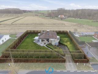 Langs de Meenseweg in Zillebeke bevindt zich deze instapklare villa die ruimte, comfort en een groene omgeving perfect combineert. Je woont hier midden in het groen, met een open en rustgevend uitzicht, terwijl je dankzij de vlotte verbindingen snel toegang hebt tot winkels, scholen, openbaar vervoer en belangrijke invalswegen. Ook de A19 bereik je in geen tijd, wat deze ligging bijzonder interessant maakt voor wie comfortabel én centraal wil wonen.<br /><br />De woning verwelkomt je via een ruime inkomhal die toegang biedt tot de lichtrijke leefruimtes. De gezellige zithoek met houtkachel vormt het warme hart van de woning en sluit mooi aan op de eetplaats en de volledig ingerichte keuken. Deze keuken is uitgerust met alle hedendaags comfort en vormt een aangename plek om te koken en samen te komen.<br /><br />Op het gelijkvloers bevinden zich drie volwaardige slaapkamers, waarvan één met een ruime dressing. Daarnaast is er een moderne badkamer met inloopdouche, dubbel lavabomeubel en toilet. Op de bovenverdieping komen daar nog twee extra slaapkamers bij, ideaal voor een groot gezin, hobbyruimte of bureau. Een absolute meerwaarde is dat de woning volledig onderkelderd is. Hier vind je meerdere praktische bergruimtes en een dubbele garage, perfect voor wagens, fietsen en extra opslag.<br /><br />De villa werd de voorbije jaren grondig aangepakt en is volledig instapklaar. Zo werden onder meer de ramen vernieuwd, is er airco geplaatst, zijn keuken en badkamer vernieuwd en werd de woning uitgerust met camerabewaking, alarmsysteem, ventilatie en zonnewering. Alles is aanwezig om hier zorgeloos en comfortabel te wonen.<br /><br />Ben je op zoek naar een ruime villa in Zillebeke met vijf slaapkamers, een dubbele garage en een groene ligging met uitstekende bereikbaarheid? Mis deze kans niet en plan vandaag nog je bezoek in.